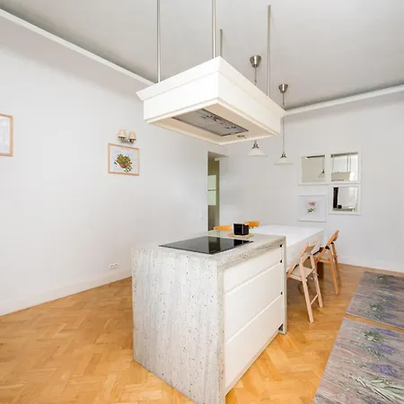Filtrowa Spacious By Bookinghost