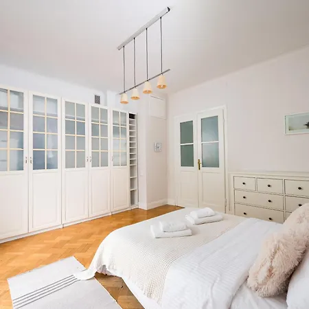 Apartment Filtrowa Spacious By Bookinghost
