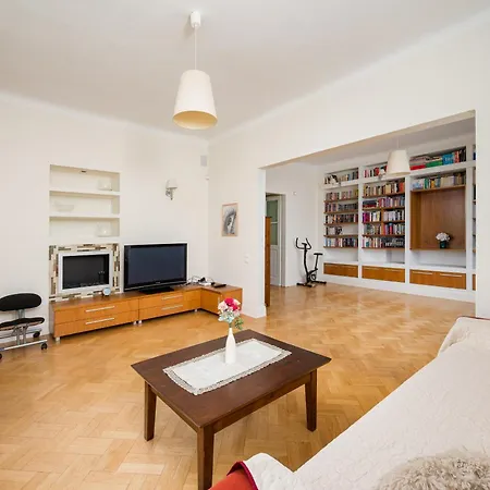 아파트 Filtrowa Spacious By Bookinghost